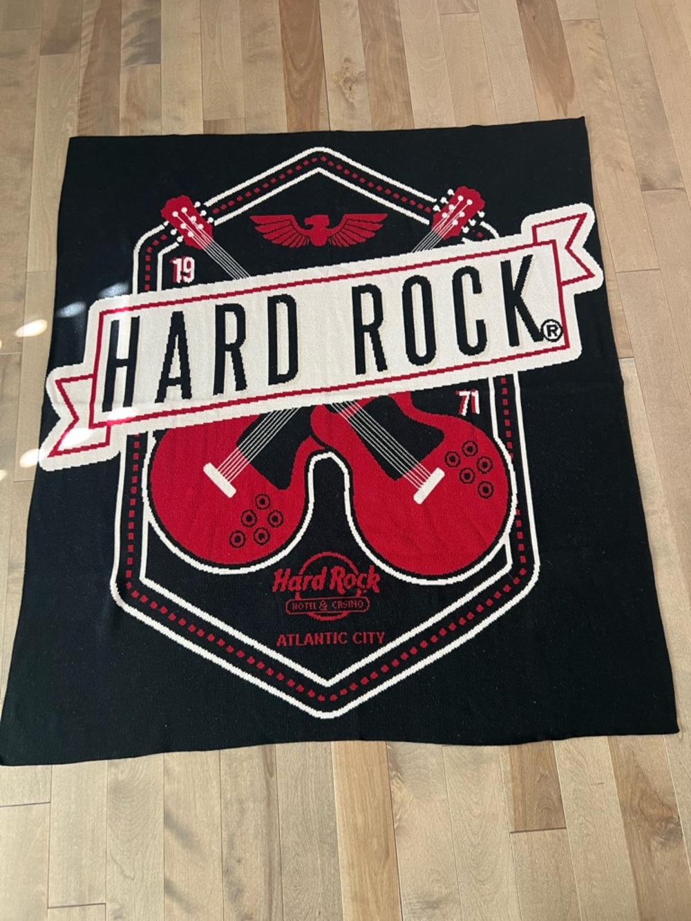 Hard Rock Graphic Throw Blanket - Black & Red